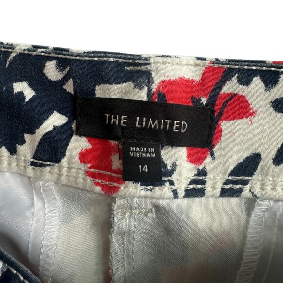 The Limited Women's Shorts Size 10 Navy White Red Floral Cotton Blend 5” Inseam - Picture 3 of 5